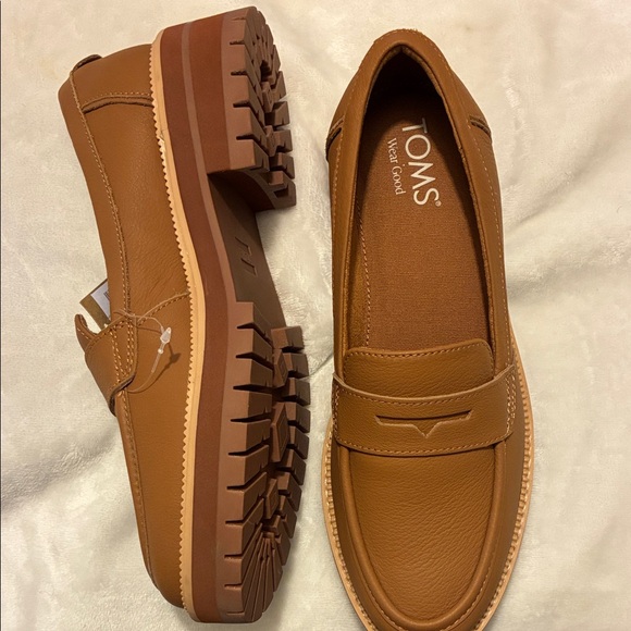 TOMS Women's Cara Lug Sole Tan/Brown Leather Loafers - Picture 3 of 12